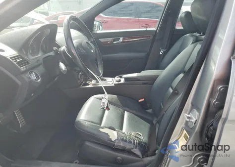 2011 Mercedes-Benz C 300 z USA, uszkodzony, nr VIN WDDGF5EB9BR171466